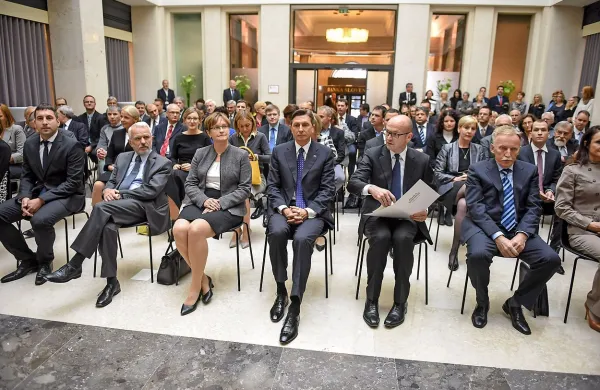 “Finančni vrh” Slovenije na včerajšnji slovesnosti v Ljubljani 
(od desne) - prvi guverner Banke Slovenije France Arhar, 
aktualni guverner Banke Slovenije Marko Jazbec, predsednik 
RS Borut Pahor in finančna ministrica Mateja Vraničar 
Erman. 