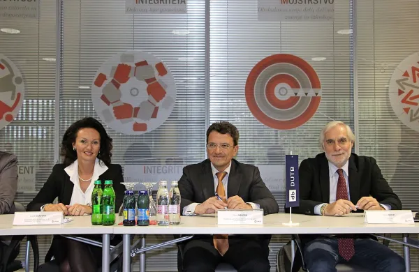 Konzorcij prodajalcev 92-odstotnega deleža Cimosa na čelu 
z DUTB je danes z družbo TCH Cogeme, ki je v lasti 
italijanskega sklada Palladio Finanziaria, podpisal pogodbo o 
prodaji deleža.