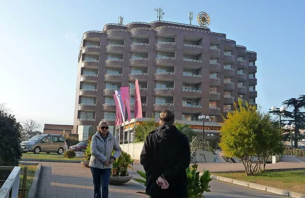 Inšpektorji so Hotelom Metropol naložili, naj odpravijo nepravilnosti glede električne 
napeljave in jim izrekli opozorilo glede zdravstvenih pregledov študentov.