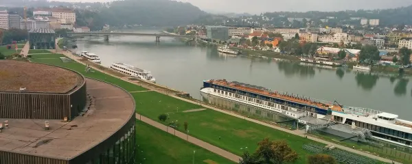 Donava teče po najvzhodnejšem delu mesta in deli okrožje Urfahr od ostalih delov mesta. 