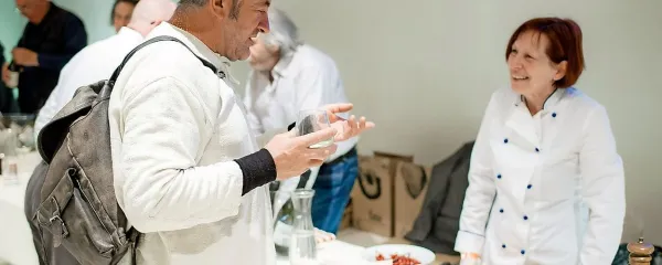Priznanje za življenjsko delo v gostinstvu in za promocijo 
kulinarike na Krasu je prejela Ada Špacapan (na fotografiji 
desno). 