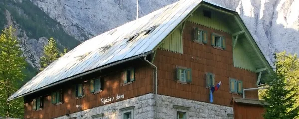 S poletno sezono so zadovoljni tudi v Aljaževem domu v 
Vratih, ki bo odprt vsaj še ta konec tedna.