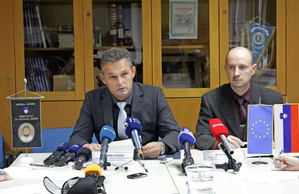  Prvi mož novogoriških kriminalistov Marino Pangos (levo) in 
tiskovni predstavnik Dean Božnik sta na vprašanja novinarjev 
odgovarjala več kot eno uro. 

