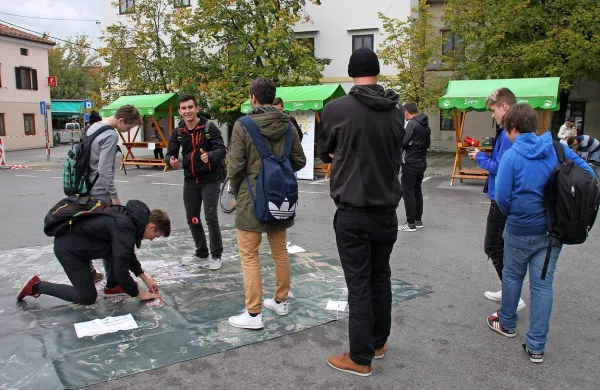 Mimoidoči so lahko na letalskem posnetku označili, po 
katerih poteh najpogosteje hodijo, kolesarijo ali se vozijo z 
avtomobilom oziroma z javnim prometom. 