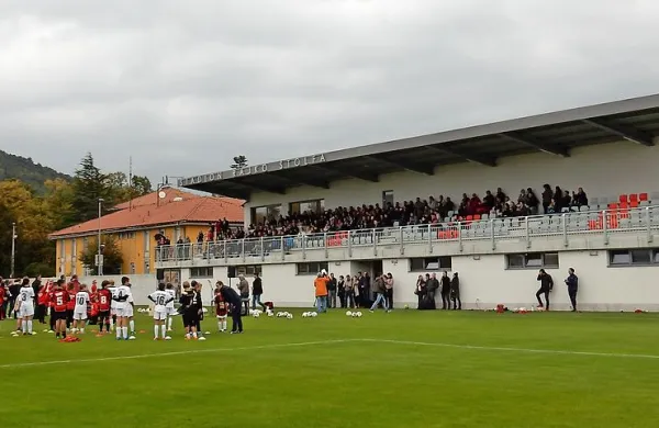 Slabo vreme ni zmotilo zadovoljstva ob novem objektu 
sežanskega stadiona.