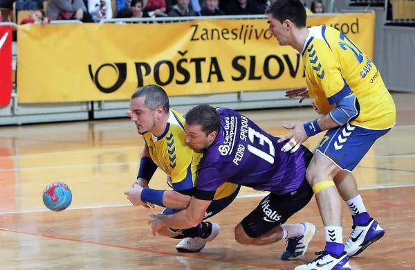 Prejšnji koprski rokometni klub Cimos se je že meril s Portom 
in ga s tesno razliko izločil iz evropskega pokala. Novembra  
2012 so Portugalci gostovali v Bonifiki.