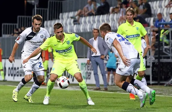 Matej Pučko (z žogo) je zadel za vodstvo koprskih nogometašev.
