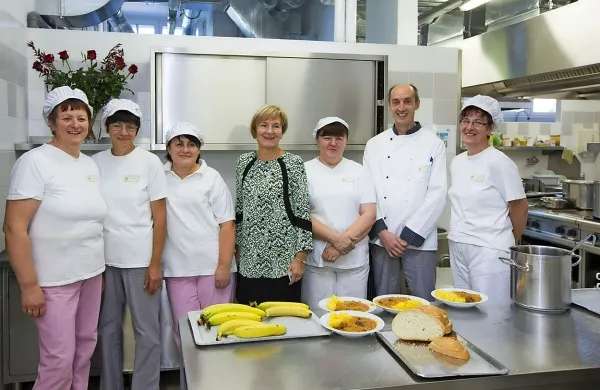 V postojnskem domu upokojencev so kuhinjo celovito prenovili po zaslugi večletnega varčevanja, a s takšnim načinom 
zbiranja denarja se predaleč odmika nadaljnja nujna prenova 
stavbe. 



