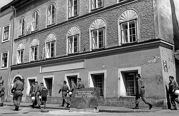 Avstrija bo v kraju Braunau porušila rojstno hišo nacističnega 
voditelja Adolfa Hitlerja, je danes sporočil avstrijski notranji 
minister Wolfgang Sobotka.