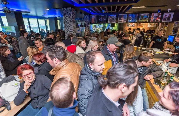 Po lanski uspešni izvedbi prvega jutranjega koncerta v 
slovenski Istri, ki je v Snack bar privabil množico ljudi, sledi 
ponovitev. 