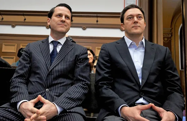 Martin Kovač in Marko Volk sta v sodelovanju z Vojtehom Volkom po prepričanju 
tožilstva z navedbo sporne terjatve med  prihodki Mipa bankam prikazala boljše 
poslovne rezultate, kot so v resnici bili.