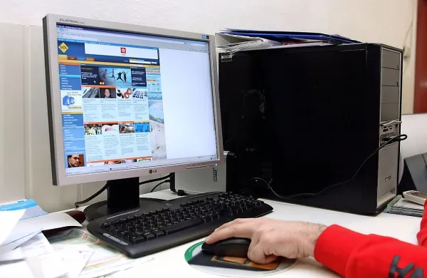 Tudi večurno sedenje za računalnikom dan za dnem vpliva na nastanek krvnih strdkov. 