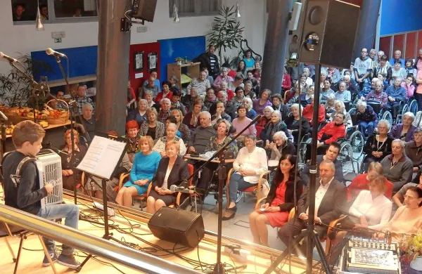 Ob 25-letnici doma so bistriškim stanovalcem zaigrali tudi 
mladi.
