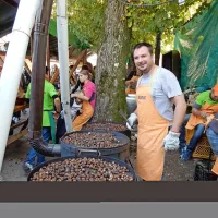 Čeprav so kostanj pekli na treh velikih pekačih in ducatu 
znamenitih rodiških bobnov, je v konici nanje čakala dolga 
vrsta.