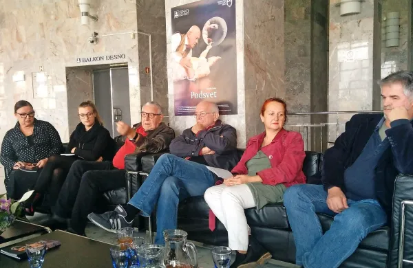Na včerajšnjem srečanju z novinarji so novo premiero predstavili (z leve) Maja Jerman Bratec, 
Tereza Gregorič, Dušan Jovanović, Bine Matoh, Marinka Poštrak in Srečko Fišer. 