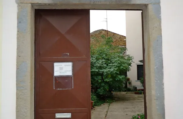Knjigovezu v Ulici agrarne reforme je koprska občina odpovedala najemno pogodbo, saj zdaj ta prostor prodaja v 
paketu s hišo v spodnji Kačji ulici. 