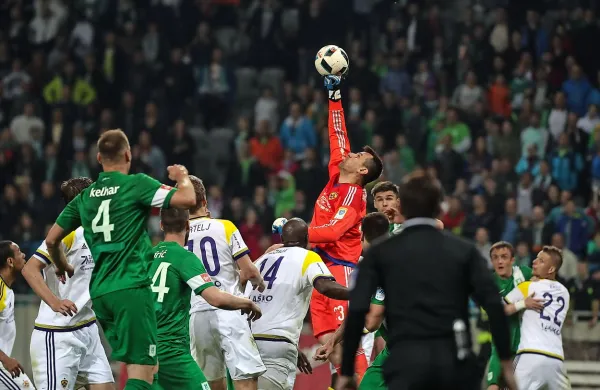 Mariborčani po gladki zmagi na derbiju spet visoko letajo.