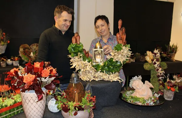 Florista Sabina Šegula in Ivo Uršič med svojimi aranžmaji