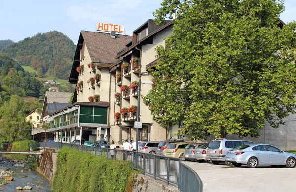 Medtem ko mali delničarji čakajo na razsodbo o ničnosti 
skupščine Certa Holdinga, je Eta Hotelu Cerkno (oba sta del 
holdinga) odpovedala pripravo malic za delavce. 