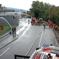 Gume v resnici niso zagorele, a so jih gasilci fiktivno pogasili 
z vodo in peno.