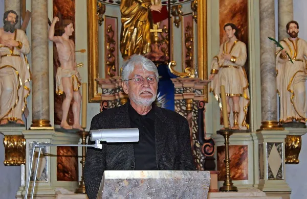  Pisatelj Ivo Svetina je požel odobravanje s pozivom, naj tudi 
v spomin Žaklju in vsem rodoljubom obranimo univerzo pred 
angleščino.