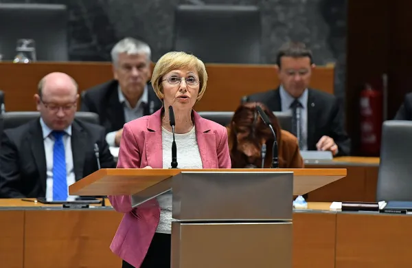 Ministrica za zdravje Milojka Kolar Celarc je   uspešno prestala 
interpelacijo. 