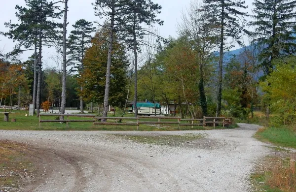  Mimo kampa Gabrje bi vodila urejena pot vse do občinske  ceste, ki se vije  po levem bregu 
Soče. 


