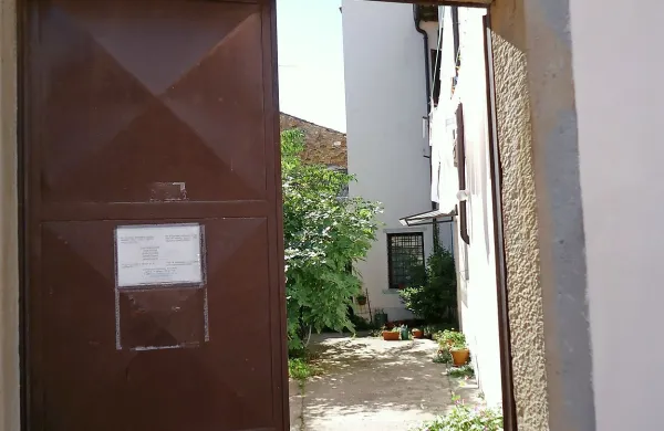 V primeru prodaje občinskega poslovnega prostora je knjigovez upravičen do enoletnega odpovednega roka.