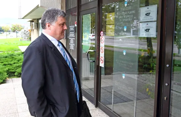 Na koprskem delovnem sodišču se je včeraj znova začel 
sodni postopek, na katerem državno pravobranilstvo od 
Petra Reberca terja odškodnino za razsipne nakupe. 