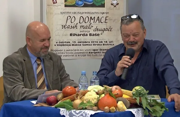 Rihard Baša (desno) v pogovoru o svoji knjigi z Igorjem 
Štembergerjem. 