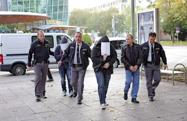 Včeraj so iz solkanskega zapora na novogoriško sodišče 
pripeljali tri obtožence ...