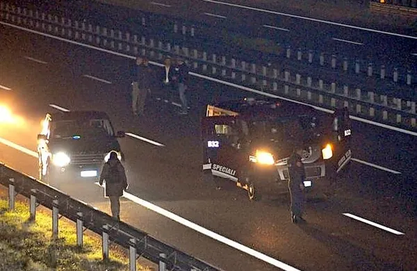 Po neuradnih podatkih roparji iz blindiranega kombija niso 
uspeli odnesti plena, čeprav so poskušali odpreti celo streho.