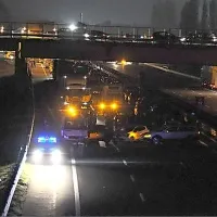 Napadalci so oba kombija pričakali pod nadvozom.
