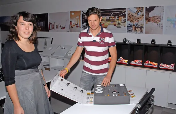 Nika Furlan in Dimitrij Živec iz marketinga družbe Intra 
lighting ob predstavitvenem paketu nagrajenega svetila Pipes.