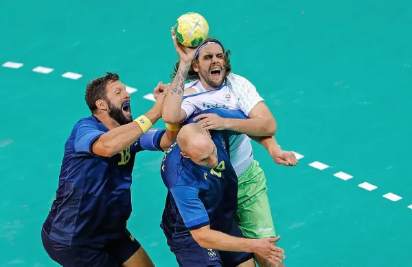 Dean Bombač (z žogo), ki je moral zaradi poškodbe predčasno končati olimpijski turnir, se vrača v izbrano vrsto.