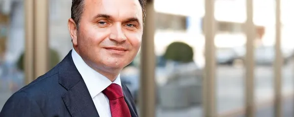 Zijad Bećirović, direktor Mednarodnega inštituta za bližnjevzhodne in balkanske študije: “Dosedanje delovanje opozicije 
s prosrpskimi in proruskimi usmeritvami v večetnični in 
večverski državi tako samo še naprej krepi Đukanovića.”   