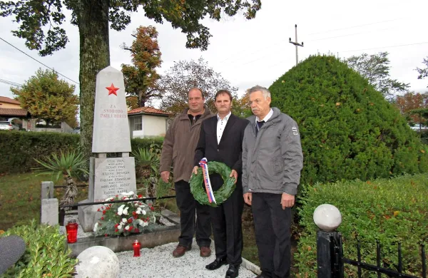 Zaradi dežja so slovesnost pripravili v vaškem domu, venec k 
spomeniku pa so položili (z leve) Mitja Miklavec, Rado 
Pirjevec in Vojko Tavčar.

 

