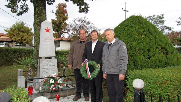 Zaradi dežja so slovesnost pripravili v vaškem domu, venec k 
spomeniku pa so položili (z leve) Mitja Miklavec, Rado 
Pirjevec in Vojko Tavčar.

 

