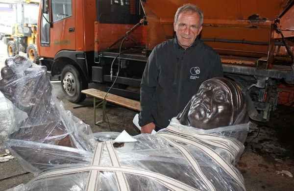 Dan po odločitvi postojnskega občinskega sveta, da zavrne 
donacijo kipa matere Terezije, njegov naročnik in donator  
Besim Hajdari nad odločitvijo ni skrival presenečenja. 