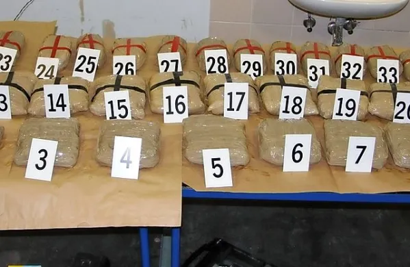 Maja leta 2014 so na mejnem prehodu Slovenska vas policisti 
prijeli Jožefa Mermoljo, ki je v avtu prevažal 16,4 kilograma 
konoplje. Po obtožnici naj bi že pred tem v Slovenijo pripeljal 
tovor konoplje, v obeh primerih pa naj bi  mu avto dal Iztok 
Kompara. 