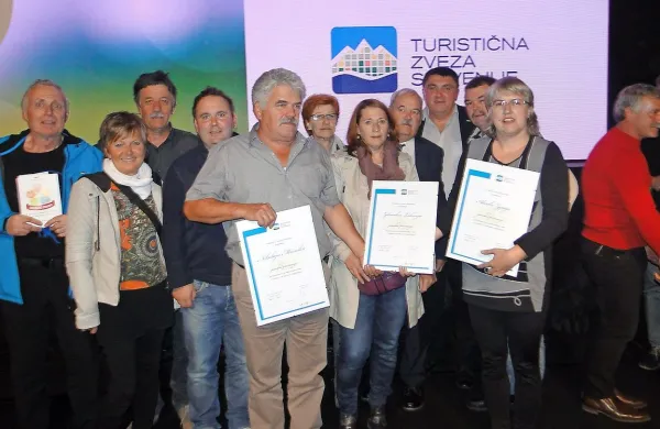 Nikolaj Močnik  in Alenka Zgaga s priznanji, v sredini predsednica Turistične zveze gornjega Posočja Barbara  Podpečan Jesenšek, ki je  prevzela priznanje za Zdravka Likarja. 