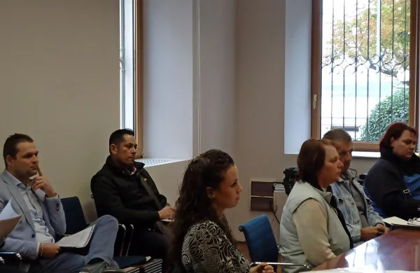 Še največ zanimanja na licitaciji je vzbudila prisotnost znanega koprskega podjetnika Sebastjana Vežnaverja (zadaj v 
svetlem suknjiču) in njegove partnerke Nade Gojkovič (za 
mizo, prva z leve).