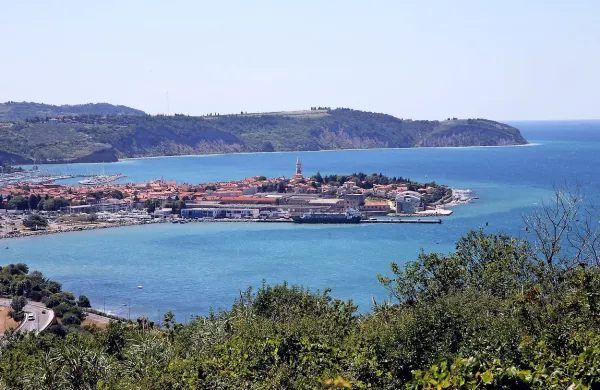 DUTB je zdaj lastnik 4,2 hektarja zemljišč izolske ladjedelnice.