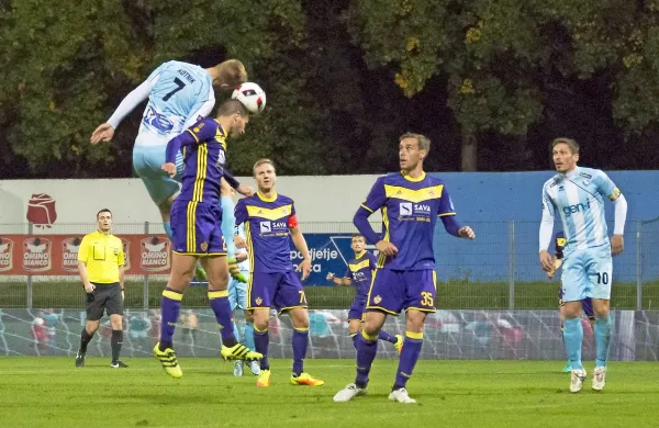 Andrej Kotnik (s številko 7) je v dvoboju z Mitjo Vilerjem 
zatresel tudi okvir mariborskih vrat. 