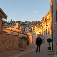 V malem pristanu premožnih