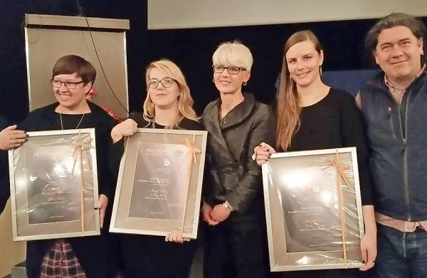  Nagrajencem je priznanja izročila  Tanja Roženbergar (tretja z 
desne),  predsednica  slovenskega Mednarodnega muzejskega sveta (ICOM).  