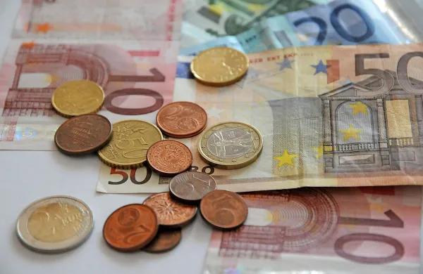 Zavrgla tožbo o zavajanju zavarovancev glede zdravljenja raka
