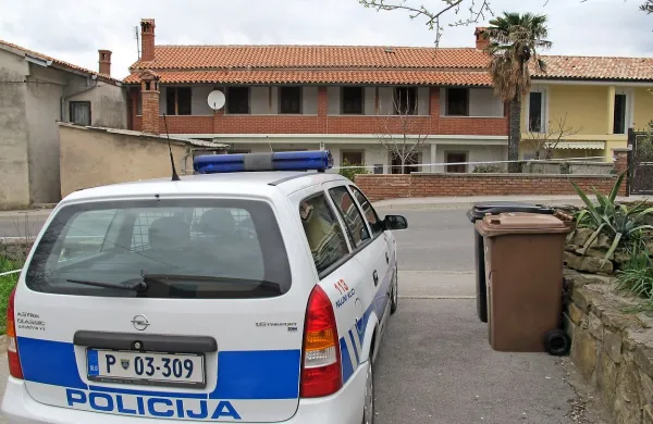 Umor Oliankija Vatovca, poslovodje franšizne Mercatorjeve 
trgovine v Svetem Antonu, se je zgodil na njegovem domu 
oziroma vhodu v klet in stanovanje v vasi Čežarji.