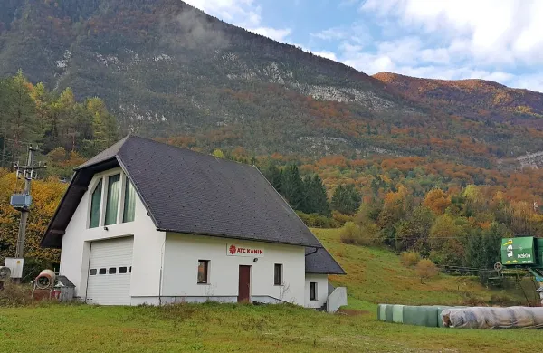 Objekt s hladilno napravo, za katerim je bilo nekoč smučišče,  
je v solidnem stanju, nekdanje vlečnice pa ne.  