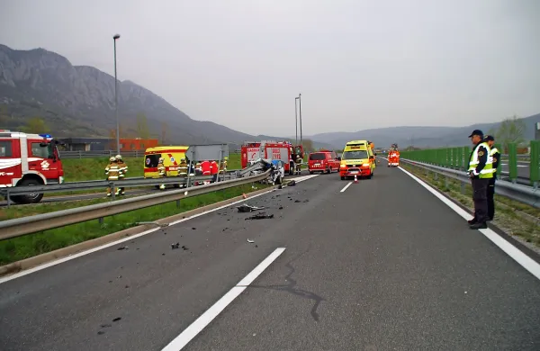 Prvega aprila sta v prometni nesreči na hitri cesti pri izvozu 
za Vipavo življenje izgubila dedek in vnuk.